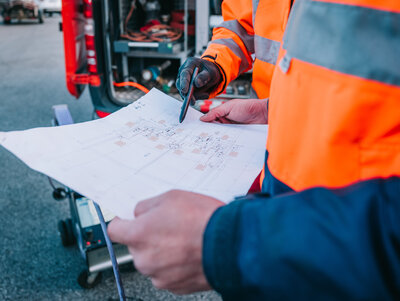 Sanierungsplan in der Hand eines Rohr Jumbo Mitarbeiters