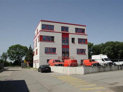 Rohr Jumbo Bürogebäude mit Fahrzeugen davor